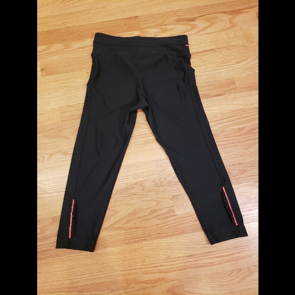 🍓 3/$20 RBX Black Ruffle Trim Cropped Leggings - Picture 3 of 9